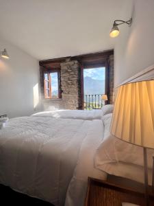 ArmañoCasa Rural Basiver - Habitación Pico Samelar的一间卧室设有两张白色的床和窗户
