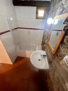 ArmañoCasa Rural Basiver - Habitación Pico Samelar的一间带水槽和淋浴的浴室