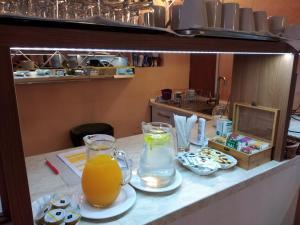 巴亚马雷卡萨鲁苏旅馆的一张桌子,上面放着两杯橙汁