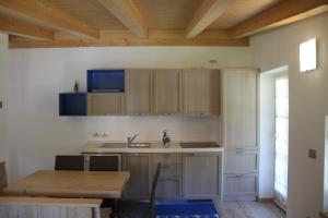阿尔巴迪卡纳泽伊Claudia's Apartment Blu的厨房配有木制橱柜和木桌。