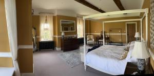 莱明斯特Winsley Park Farm的一间卧室设有一张天蓬床和一间厨房