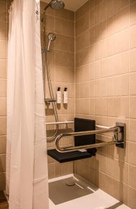 EtoyAfterwork Hotel的带淋浴和卫生间的浴室
