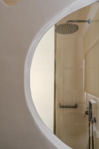 菲罗斯特法尼Belvedere Suites的一间带白色镜子和淋浴的浴室