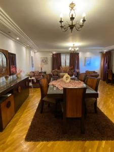 塞得港Luxury Apartment的一间带桌子的用餐室和一间客厅