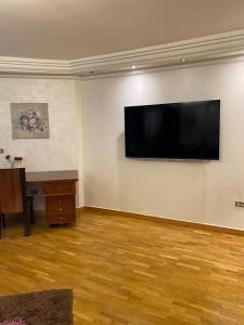 塞得港Luxury Apartment的客厅配有壁挂式大屏幕平面电视