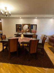 塞得港Luxury Apartment的一间带桌椅的用餐室和一间带沙发的房间