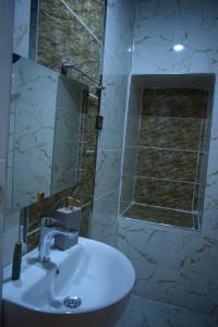 尚勒乌尔法Hasan Paşa Konuk Evi的浴室设有白色水槽和镜子