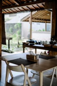 DadapanIjen Estate Resort And Villa的美景客房内的餐桌和椅子