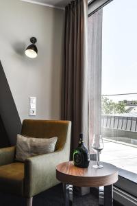 施韦因福特罗斯酒店的客厅配有椅子、桌子和窗户