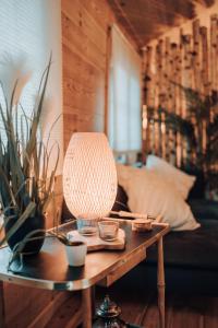 杜柏Wooden Nest的客厅里一张桌子和一盏灯