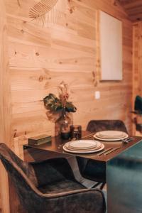 杜柏Wooden Nest的餐桌、椅子和木墙