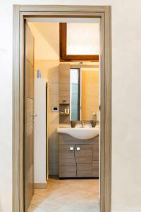斯佩基亚Casa Relax Salento - Relax House in the village的一间带水槽和镜子的浴室