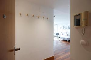 奥利奥San Sebastian Orio apartment on the beach garage的一间设有白色门的房间和一间客厅