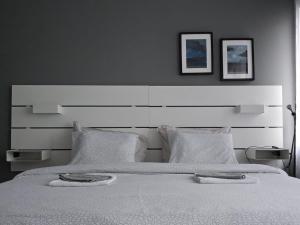 哥鲁拜克Apartmani Tika的卧室配有一张带两个枕头的大白色床