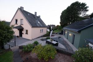 普吕姆Eifellodge - am roten Sandberg的享有房子的空中景色,上面设有太阳能电池板