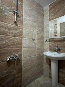 基尔科沃Ваканционно селище Романтика的一间带水槽和镜子的浴室