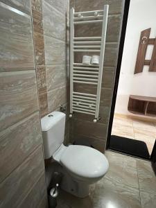 基尔科沃Ваканционно селище Романтика的一间位于客房内的白色卫生间的浴室