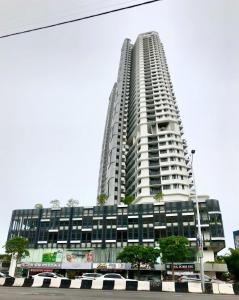 乔治市The Landmark Seaview Netflix By Blue Sky Holidays的一座高大的白色建筑,上面有标志