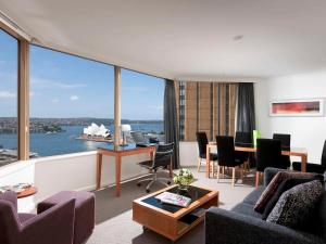 悉尼The Sebel Quay West Suites Sydney的海景客厅