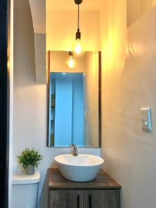 佩德纳莱斯HOTEL PLAYAS PERDERNALES ECUADOR的一间带水槽、镜子和卫生间的浴室