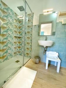 特罗佩阿Campus Dei - Tropea Rooms的一间带水槽和淋浴的浴室