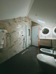 地拉那Chateau Fasel的带淋浴、盥洗盆和卫生间的浴室