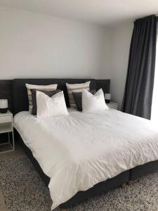 KortenbergCentral Oasis near Brussels / Airport的一张配有白色床单和枕头的大床