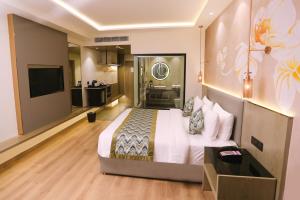 阿姆利则Regenta Place Amritsar by Royal Orchid Hotels Limited的一间酒店客房 - 带一张床和一间浴室