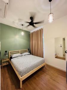加影COMFY SKY SUITE Free Wifi & Netflix的一间卧室配有一张床和吊扇