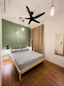 加影COMFY SKY SUITE Free Wifi & Netflix的一间卧室配有一张床和吊扇