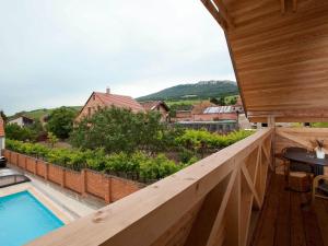 霍尔尼维斯特尼采Rezidence Věstonice的从带游泳池的房屋阳台欣赏风景