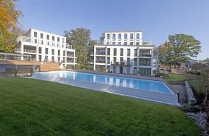宾茨Parkvilla Mathilde - Luxus Penthouse 26 "Sea View"的一座游泳池,位于两栋建筑的庭院内