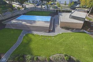宾茨Parkvilla Mathilde - Luxus Penthouse 26 "Sea View"的享有公园顶部的游泳池景致