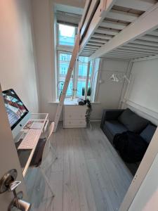 奥斯陆Cozy room with smart solutions Grunerløkka Central的小房间设有高架床和书桌