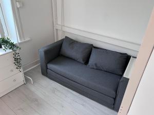 奥斯陆Cozy room with smart solutions Grunerløkka Central的墙上的蓝色沙发