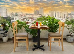 胡志明市Shogun Hotel的观景阳台的餐桌