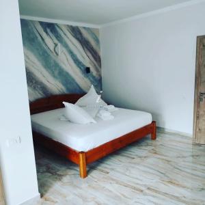 米奥修德萨斯Vila katherina的一间卧室配有一张壁画床
