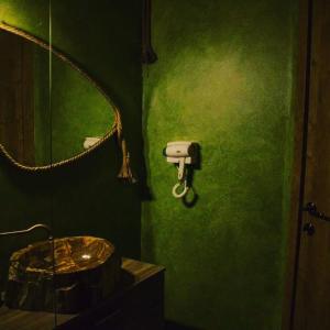 米奥修德萨斯Vila katherina的绿色浴室设有水槽和镜子