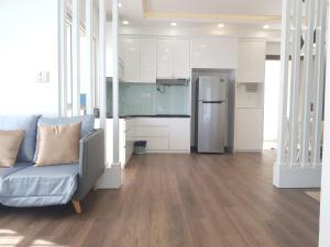 芽庄Ocean Dream Apartment Nha Trang的带沙发的客厅和厨房