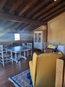 马德里加尔德拉韦拉Casa Rural: La casa El cura的客厅配有桌椅
