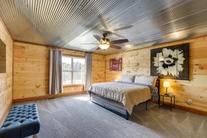 Spacious Franklin County Retreat on 80 Acres!的一间卧室配有一张床和吊扇