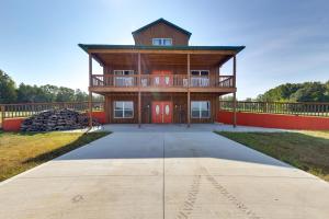 Spacious Franklin County Retreat on 80 Acres!的一座带红色门的大型木制房屋