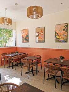 波尔多Bloom Hostel Bar & Garden的用餐室配有木桌和椅子