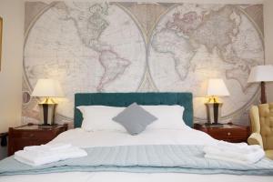伦敦库克船长宾馆的卧室配有一张壁挂图床