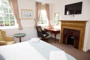 伦敦库克船长宾馆的酒店客房配有一张床和一个壁炉。