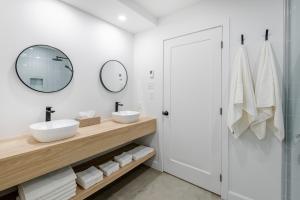 博普雷SOFA VILLAS MONT SAINTE-ANNE的浴室设有2个水槽和镜子