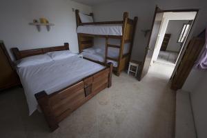 Starčevića PodiMountain Cottage Mons Baebius的一间卧室设有两张双层床和梯子