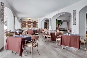 圣米格尔德阿沃纳圣巴巴拉高尔夫及海洋俱乐部钻石度假酒店的一间在房间内配有桌椅的餐厅