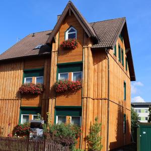 奥伯霍夫Haus Sonnenruh的一座带窗户和鲜花的木屋