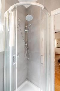 罗马Domus Paolina的浴室内带玻璃淋浴间